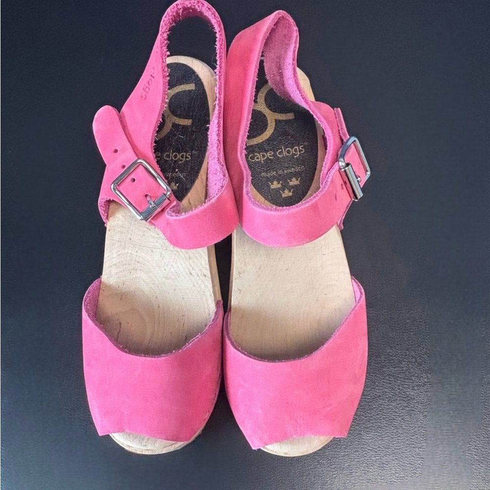 NWOT Vibrant Pink Cape Clogs Girl’s Sandals size 35/ US 3.5